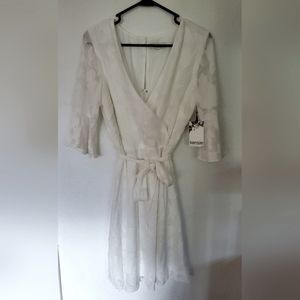 New W/tags white Kensie dress with sleeves and keyhole in back